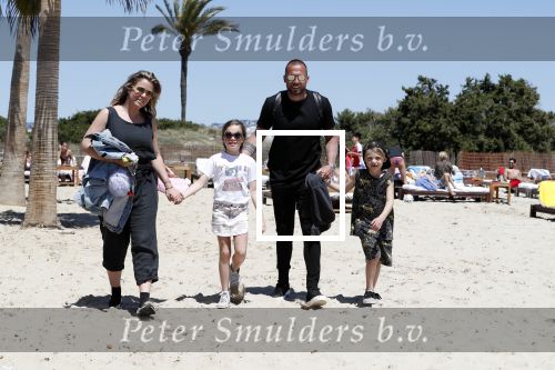 ibiza 2 mei 2018
Johnny Heitinga met zijn vrouw Chartlotte en kinderen Jezebel en Lennox op het strand bij coco beach