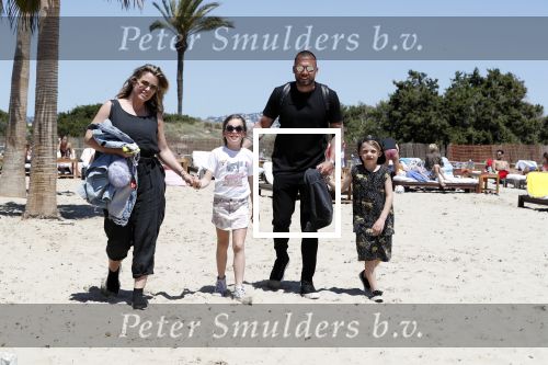 ibiza 2 mei 2018
Johnny Heitinga met zijn vrouw Chartlotte en kinderen Jezebel en Lennox op het strand bij coco beach