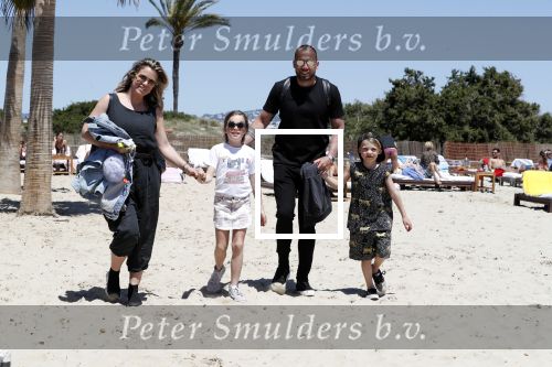 ibiza 2 mei 2018
Johnny Heitinga met zijn vrouw Chartlotte en kinderen Jezebel en Lennox op het strand bij coco beach