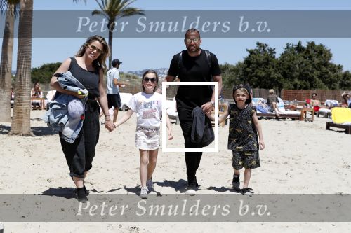 ibiza 2 mei 2018
Johnny Heitinga met zijn vrouw Chartlotte en kinderen Jezebel en Lennox op het strand bij coco beach
