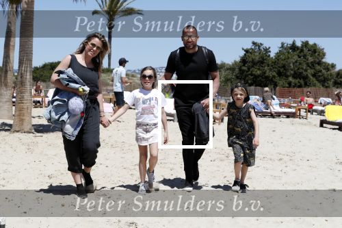 ibiza 2 mei 2018
Johnny Heitinga met zijn vrouw Chartlotte en kinderen Jezebel en Lennox op het strand bij coco beach