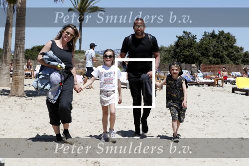 ibiza 2 mei 2018
Johnny Heitinga met zijn vrouw Chartlotte en kinderen Jezebel en Lennox op het strand bij coco beach