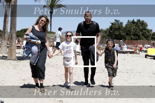 ibiza 2 mei 2018
Johnny Heitinga met zijn vrouw Chartlotte en kinderen Jezebel en Lennox op het strand bij coco beach