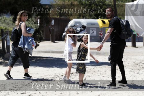 ibiza 2 mei 2018
Johnny Heitinga met zijn vrouw Chartlotte en kinderen Jezebel en Lennox op het strand bij coco beach
