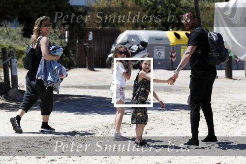 ibiza 2 mei 2018
Johnny Heitinga met zijn vrouw Chartlotte en kinderen Jezebel en Lennox op het strand bij coco beach