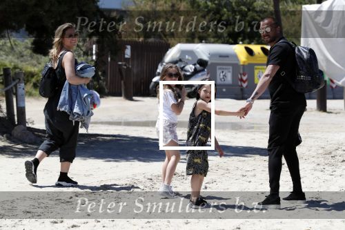 ibiza 2 mei 2018
Johnny Heitinga met zijn vrouw Chartlotte en kinderen Jezebel en Lennox op het strand bij coco beach
