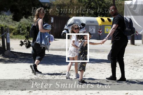 ibiza 2 mei 2018
Johnny Heitinga met zijn vrouw Chartlotte en kinderen Jezebel en Lennox op het strand bij coco beach