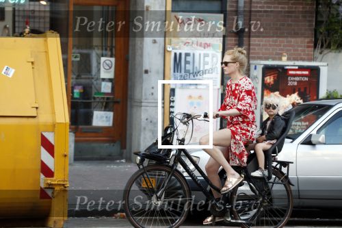 Amsterdam 7 mei 2018
Jolanda v d Berg met dochter op de fiets