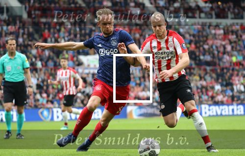 Eindhoven, 15 April 2018
PSV-AJAX, eindstand 3-0 en Landskampioen Seizoen 2017-2018
Jorrit Hendrix in duel met Siem de Jong
