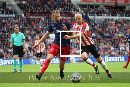Eindhoven, 15 April 2018
PSV-AJAX, eindstand 3-0 en Landskampioen Seizoen 2017-2018
Jorrit Hendrix in duel met Siem de Jong