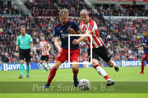 Eindhoven, 15 April 2018
PSV-AJAX, eindstand 3-0 en Landskampioen Seizoen 2017-2018
Jorrit Hendrix in duel met Siem de Jong