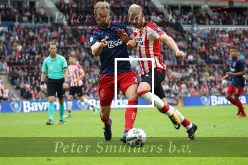 Eindhoven, 15 April 2018
PSV-AJAX, eindstand 3-0 en Landskampioen Seizoen 2017-2018
Jorrit Hendrix in duel met Siem de Jong