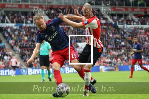 Eindhoven, 15 April 2018
PSV-AJAX, eindstand 3-0 en Landskampioen Seizoen 2017-2018
Jorrit Hendrix in duel met Siem de Jong