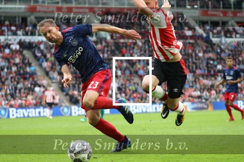 Eindhoven, 15 April 2018
PSV-AJAX, eindstand 3-0 en Landskampioen Seizoen 2017-2018
Jorrit Hendrix in duel met Siem de Jong