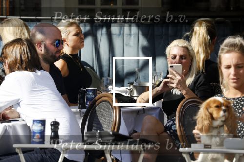 Amsterdam 18 april 2018
Judith osborn met (een) vriend op etrras bij George.