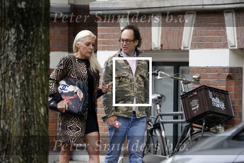 Amsterdam 23 april 2018
Judith Osborn met (een) vriend op straat en op terras bij George in Amsterdam zuid.