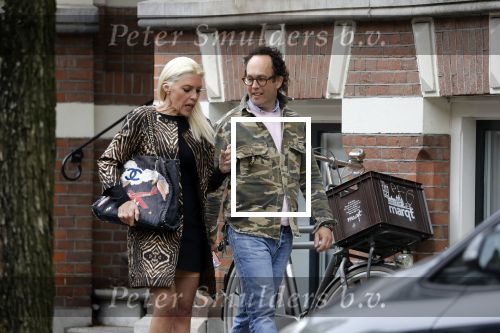 Amsterdam 23 april 2018
Judith Osborn met (een) vriend op straat en op terras bij George in Amsterdam zuid.