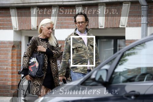 Amsterdam 23 april 2018
Judith Osborn met (een) vriend op straat en op terras bij George in Amsterdam zuid.