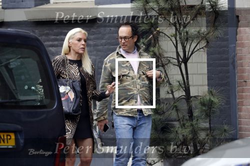 Amsterdam 23 april 2018
Judith Osborn met (een) vriend op straat en op terras bij George in Amsterdam zuid.