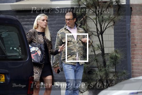 Amsterdam 23 april 2018
Judith Osborn met (een) vriend op straat en op terras bij George in Amsterdam zuid.