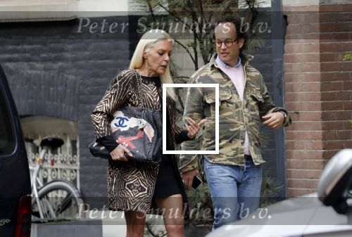 Amsterdam 23 april 2018
Judith Osborn met (een) vriend op straat en op terras bij George in Amsterdam zuid.
