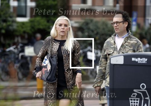 Amsterdam 23 april 2018
Judith Osborn met (een) vriend op straat en op terras bij George in Amsterdam zuid.