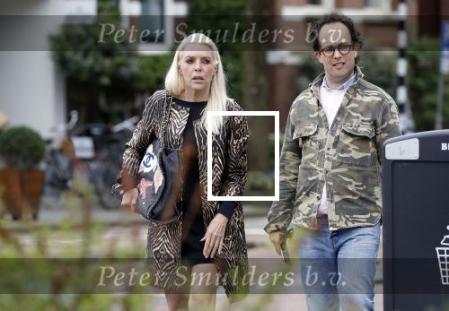 Amsterdam 23 april 2018
Judith Osborn met (een) vriend op straat en op terras bij George in Amsterdam zuid.