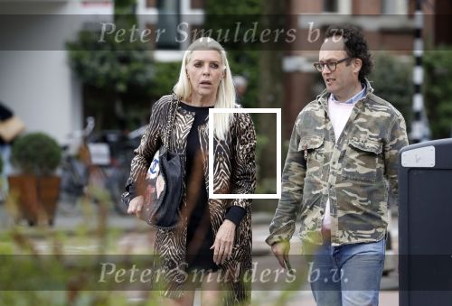 Amsterdam 23 april 2018
Judith Osborn met (een) vriend op straat en op terras bij George in Amsterdam zuid.