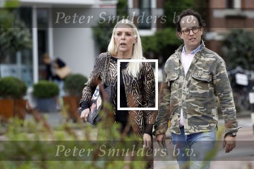 Amsterdam 23 april 2018
Judith Osborn met (een) vriend op straat en op terras bij George in Amsterdam zuid.