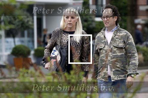 Amsterdam 23 april 2018
Judith Osborn met (een) vriend op straat en op terras bij George in Amsterdam zuid.