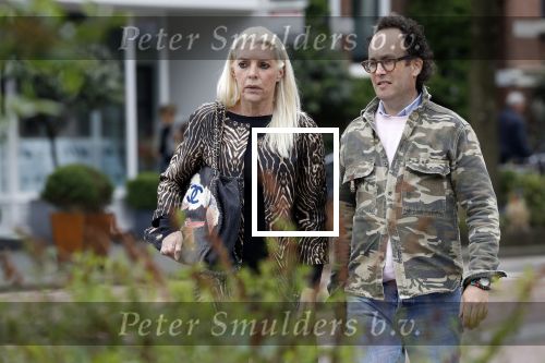 Amsterdam 23 april 2018
Judith Osborn met (een) vriend op straat en op terras bij George in Amsterdam zuid.