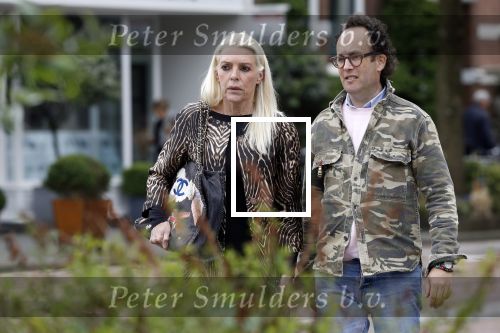 Amsterdam 23 april 2018
Judith Osborn met (een) vriend op straat en op terras bij George in Amsterdam zuid.