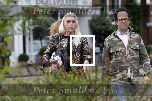 Amsterdam 23 april 2018
Judith Osborn met (een) vriend op straat en op terras bij George in Amsterdam zuid.