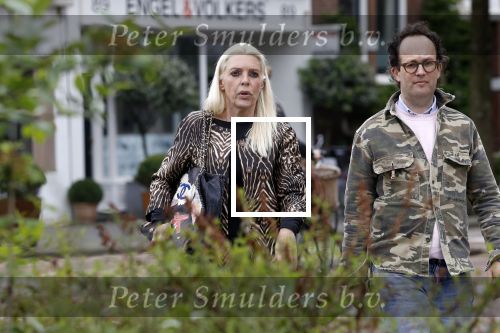 Amsterdam 23 april 2018
Judith Osborn met (een) vriend op straat en op terras bij George in Amsterdam zuid.