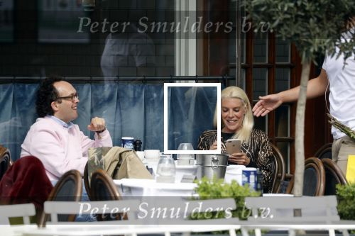 Amsterdam 23 april 2018
Judith Osborn met (een) vriend op straat en op terras bij George in Amsterdam zuid.