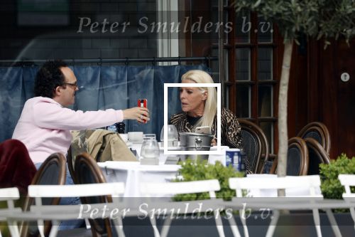 Amsterdam 23 april 2018
Judith Osborn met (een) vriend op straat en op terras bij George in Amsterdam zuid.