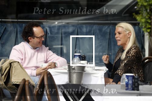 Amsterdam 23 april 2018
Judith Osborn met (een) vriend op straat en op terras bij George in Amsterdam zuid.