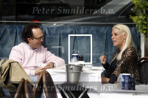Amsterdam 23 april 2018
Judith Osborn met (een) vriend op straat en op terras bij George in Amsterdam zuid.