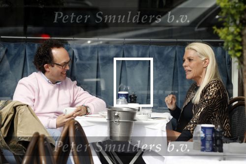 Amsterdam 23 april 2018
Judith Osborn met (een) vriend op straat en op terras bij George in Amsterdam zuid.
