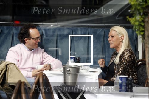 Amsterdam 23 april 2018
Judith Osborn met (een) vriend op straat en op terras bij George in Amsterdam zuid.