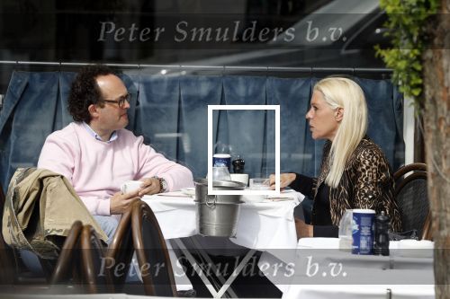 Amsterdam 23 april 2018
Judith Osborn met (een) vriend op straat en op terras bij George in Amsterdam zuid.