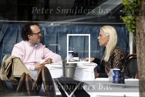Amsterdam 23 april 2018
Judith Osborn met (een) vriend op straat en op terras bij George in Amsterdam zuid.
