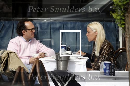 Amsterdam 23 april 2018
Judith Osborn met (een) vriend op straat en op terras bij George in Amsterdam zuid.