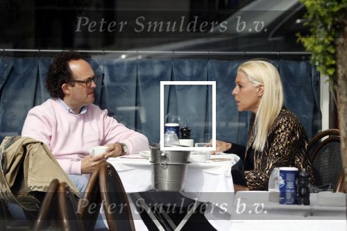 Amsterdam 23 april 2018
Judith Osborn met (een) vriend op straat en op terras bij George in Amsterdam zuid.