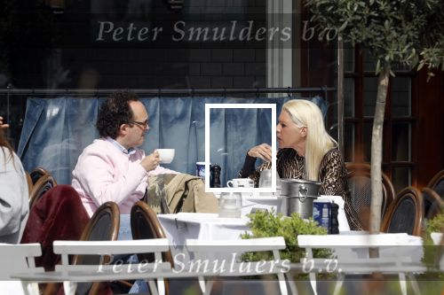 Amsterdam 23 april 2018
Judith Osborn met (een) vriend op straat en op terras bij George in Amsterdam zuid.