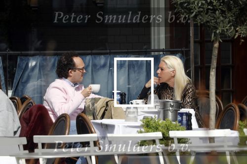 Amsterdam 23 april 2018
Judith Osborn met (een) vriend op straat en op terras bij George in Amsterdam zuid.