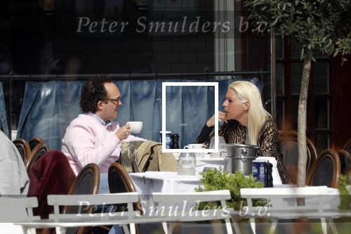 Amsterdam 23 april 2018
Judith Osborn met (een) vriend op straat en op terras bij George in Amsterdam zuid.