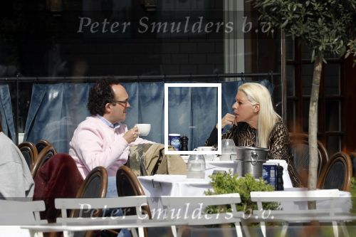 Amsterdam 23 april 2018
Judith Osborn met (een) vriend op straat en op terras bij George in Amsterdam zuid.