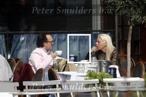Amsterdam 23 april 2018
Judith Osborn met (een) vriend op straat en op terras bij George in Amsterdam zuid.