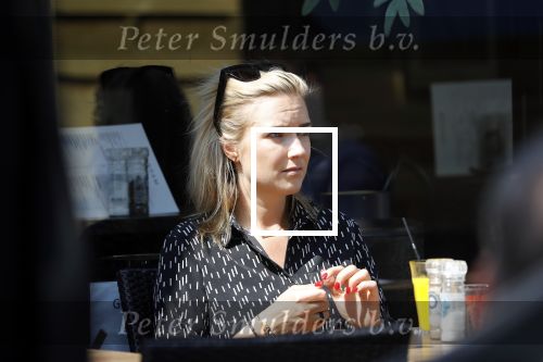 Hilversum 9 mei 2018 
Laurien Verstraten op etrras bij brasserie v Dam.